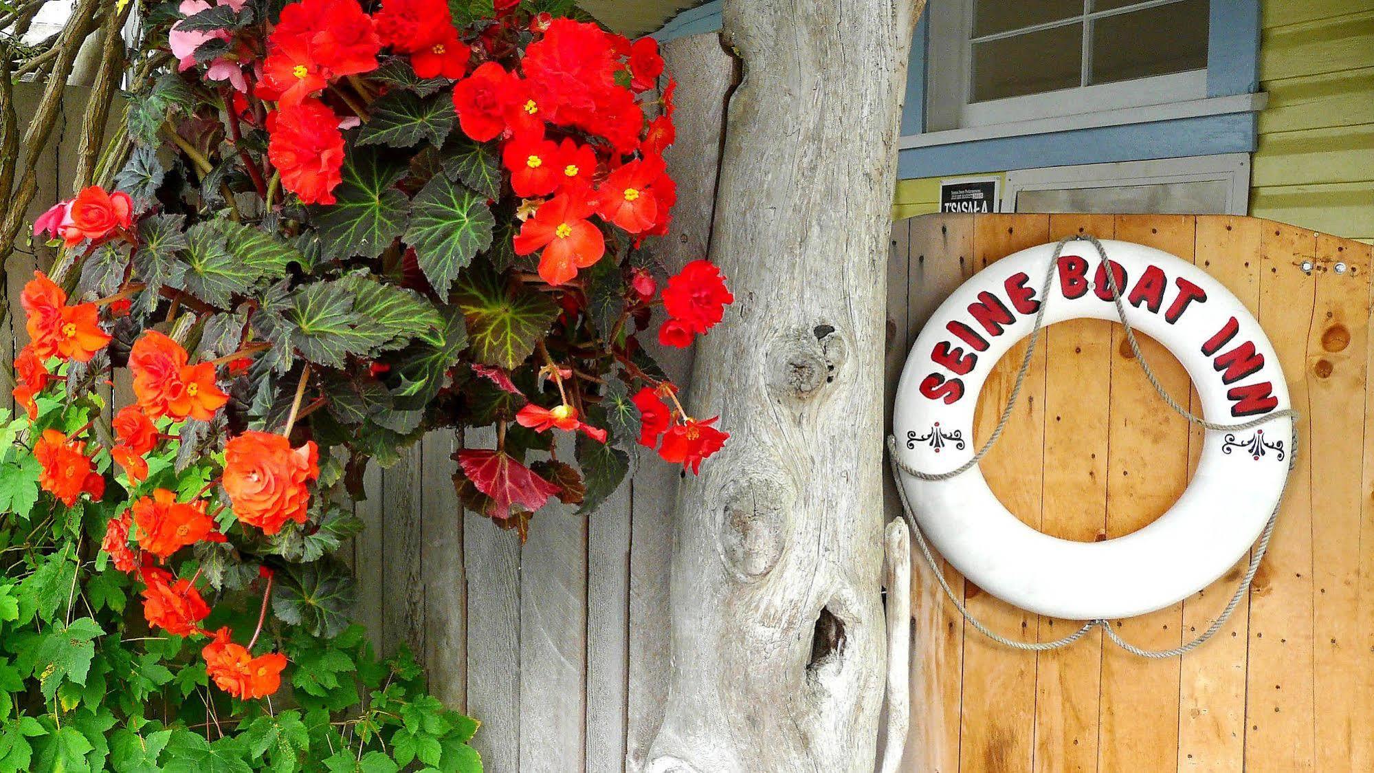 Seine Boat Inn Alert Bay Esterno foto
